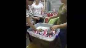 Las trabajadoras seleccionan las latas