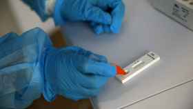 Un sanitario realiza un test de antígenos /EP