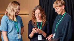 Un grupo de mujeres emprendedoras trabaja sobre una 'app' / APPLE NEWSROOM