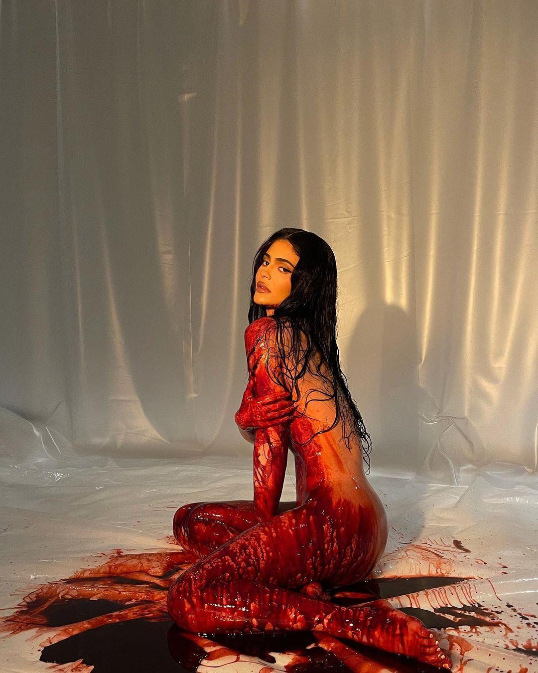 Kylie Jenner, desnuda y llena de sangre / INSTAGRAM