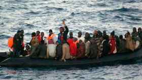 Un cayuco con inmigrantes a bordo / CEDIDA