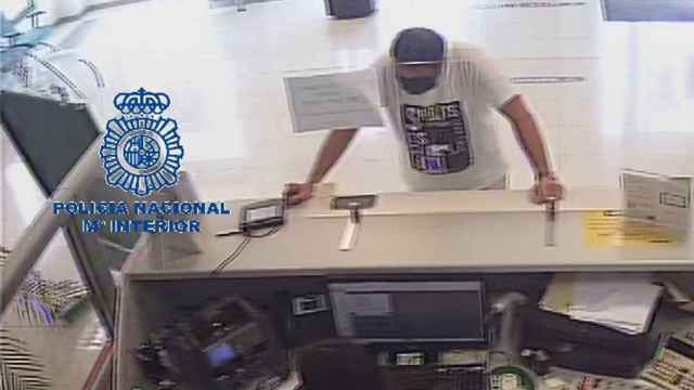 Un hombre acude al banco con mascarilla / POLICÍA