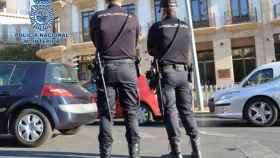 Dos agentes de la Policía Nacional en las inmediaciones de un cajero automático / POLICÍA NACIONAL