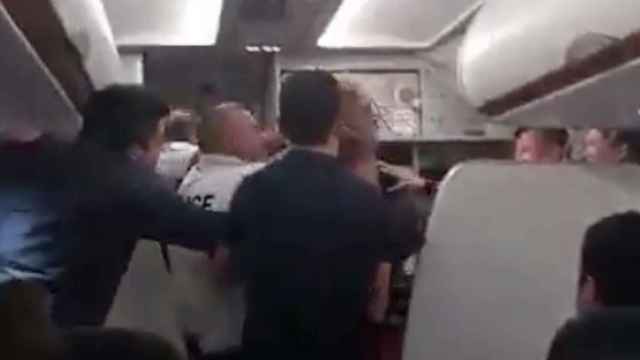 Una foto del momento de la agresión en el avión / Twitter