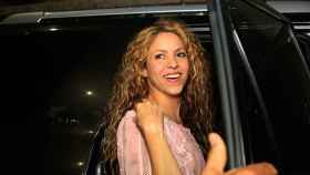 Shakira sale de un coche en Barranquilla / EFE