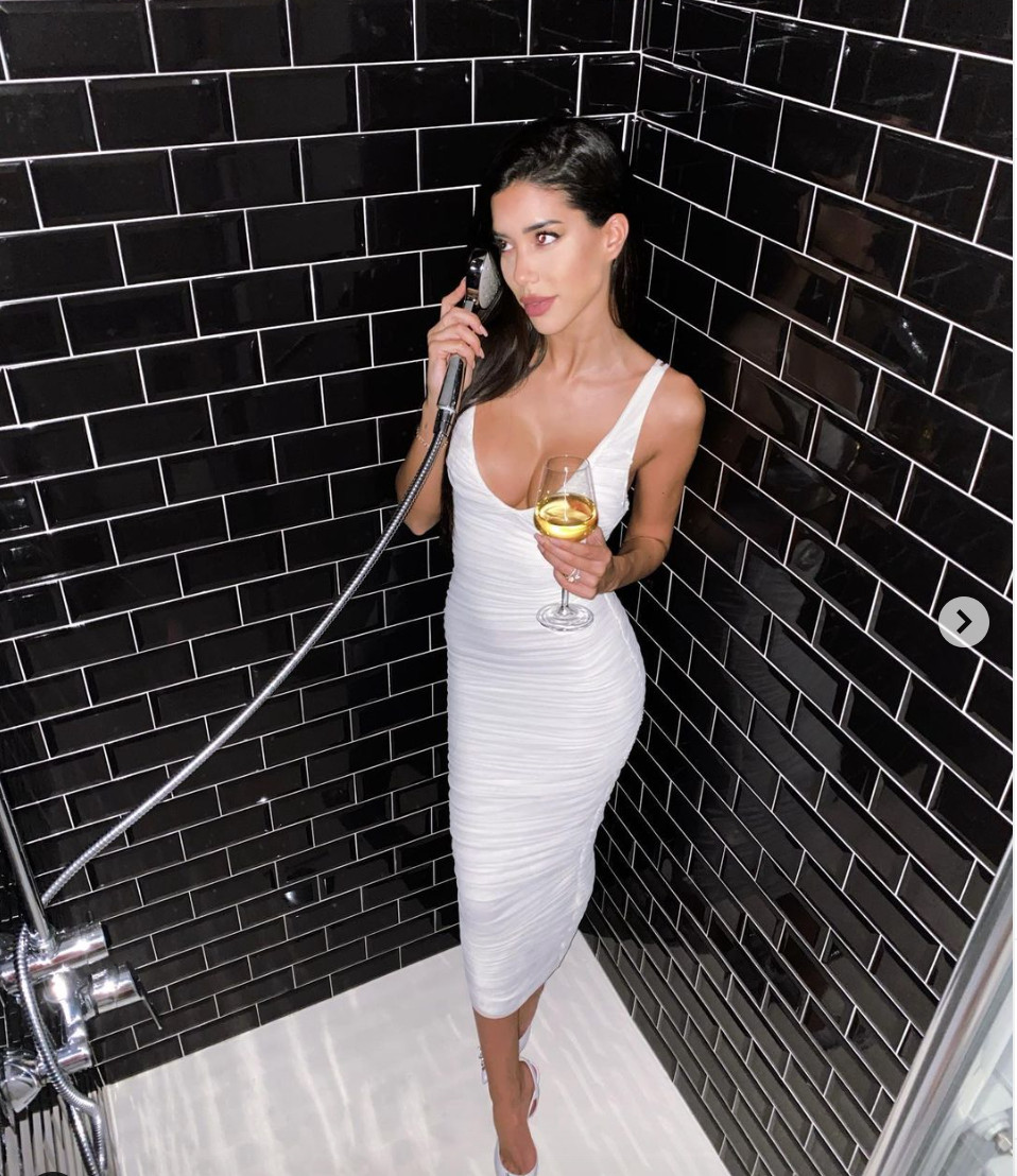 Nadia Avilés en la ducha