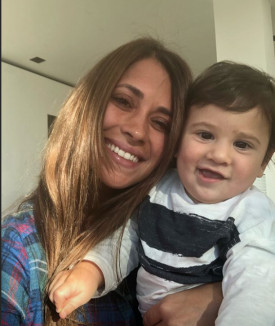 Antonella Roccuzzo posa con Ciro Messi en Instagram