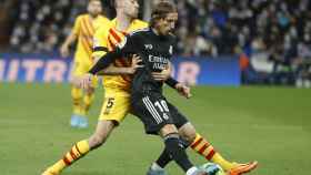 Sergio Busquets frena a Modric en el Real Madrid-Barça / EFE