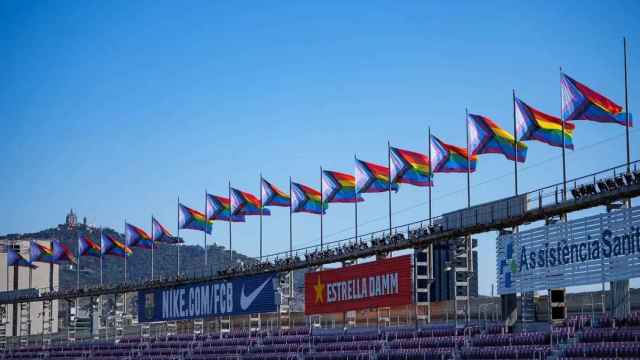 El Barça iza la bandera LGTBI en el Camp Nou / FCB