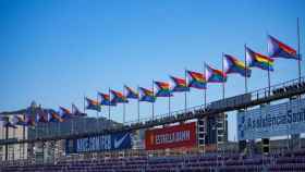 El Barça iza la bandera LGTBI en el Camp Nou / FCB