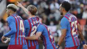 Los futbolistas del Barça, tras macar un gol en Valencia / EFE