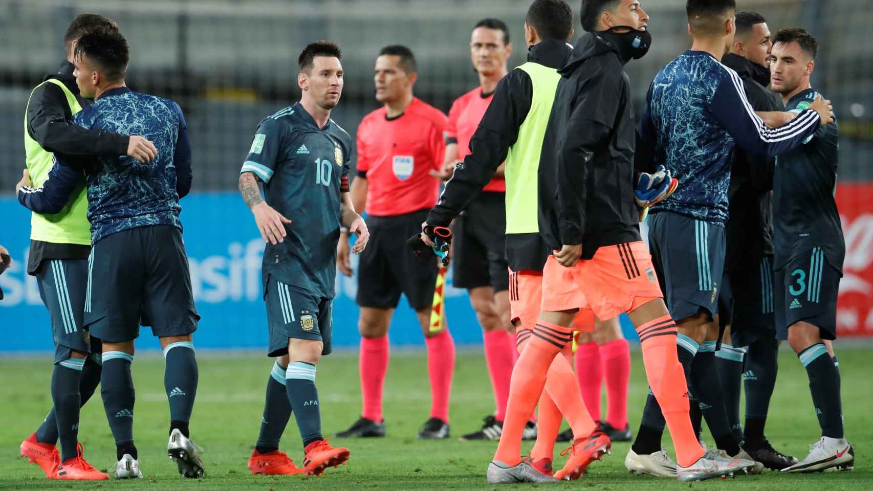 Leo Messi felicitando a sus compañeros de Argentina contra Perú / EFE