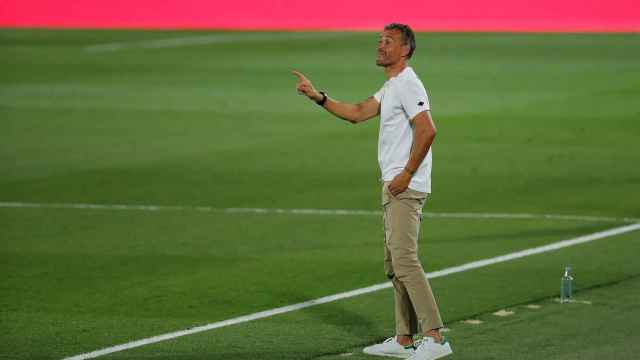 Luis Enrique dirigiendo a la selección española contra Ucrania / EFE