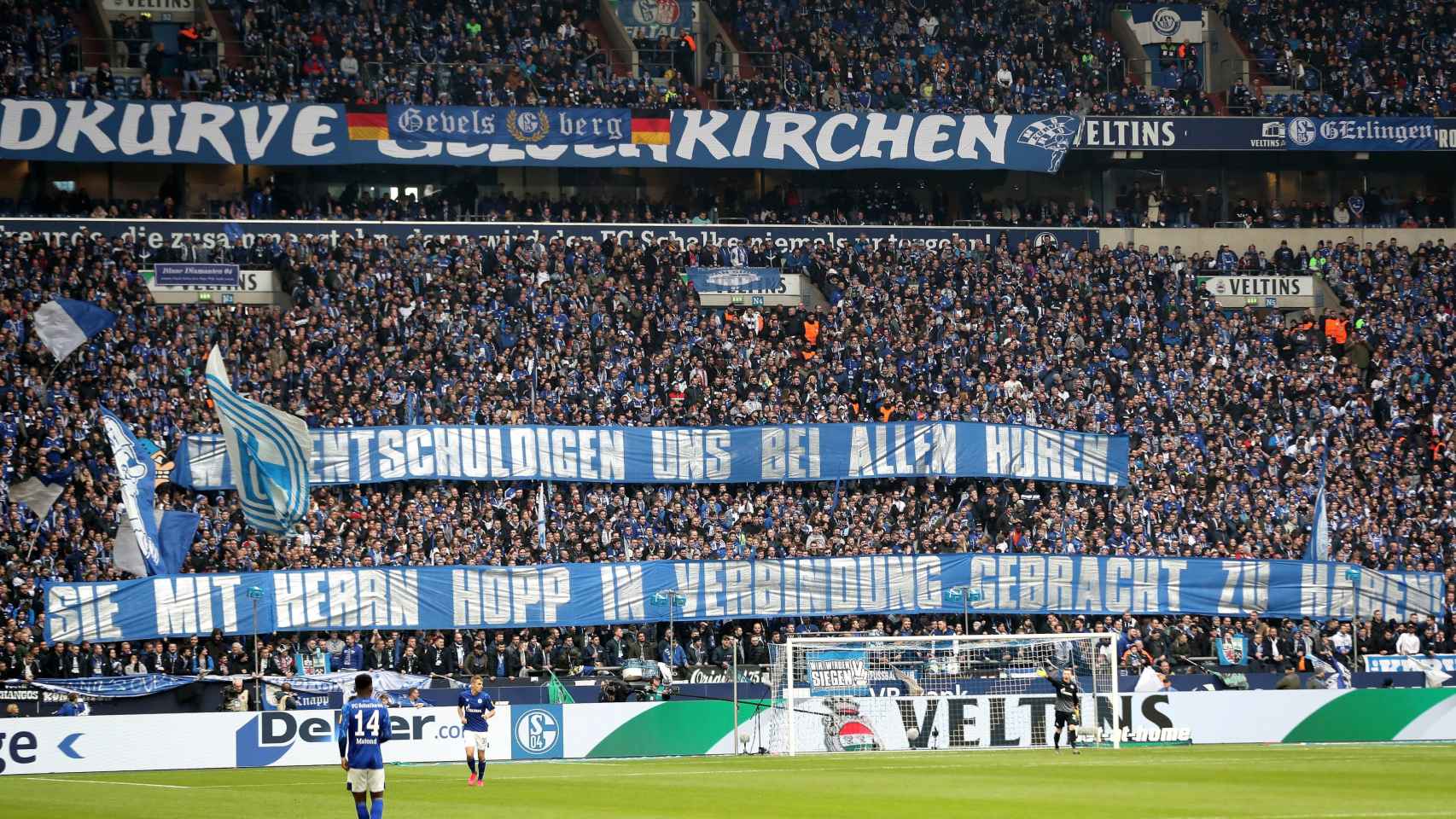 Pancarta de protesta del Schalke 04 contra Hopp: ‘Pedimos perdón a todas las putas por haberlas relacionado con el señor Hopp’ / EFE