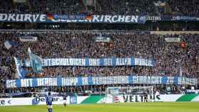 Pancarta de protesta del Schalke 04 contra Hopp: ‘Pedimos perdón a todas las putas por haberlas relacionado con el señor Hopp’ / EFE