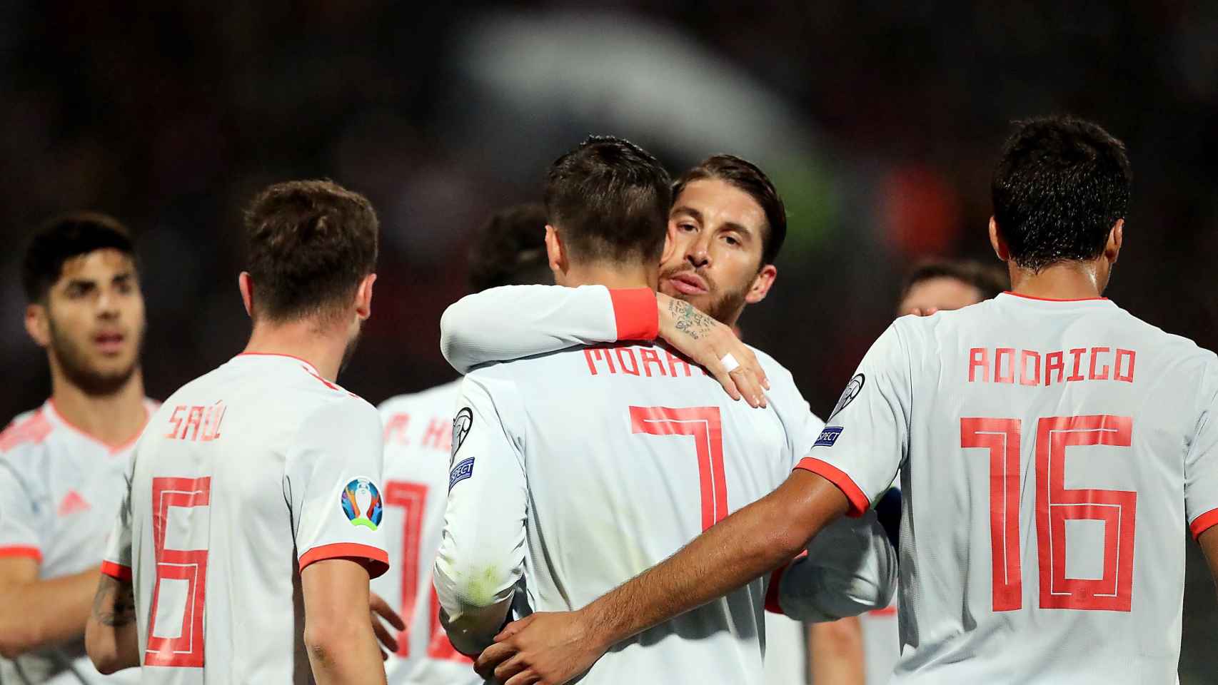 Los jugadores de la selección de España celebran el primer gol de Morata EFE