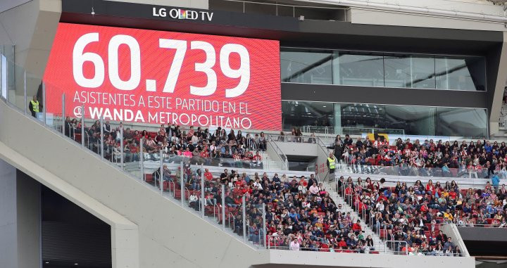 El electrónico del Wanda Metropolitano muestra la cifra de espectadores que acudieron al encuentro / EFE