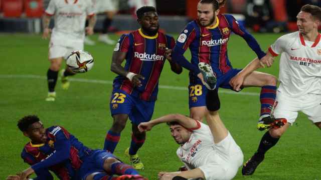 Los defensas del Barça, en una acción contra el Sevilla | EFE