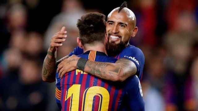 Una foto de Leo Messi y Arturo Vidal durante un partido del Barça / Twitter