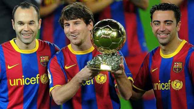 Iniesta, Messi y Xavi con el Balón de Oro ganado por el argentino en 2010