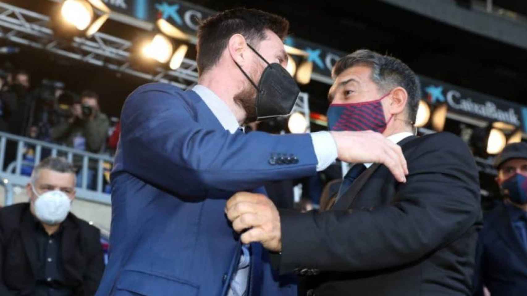 Abrazo entre Leo Messi y Joan Laporta en el Camp Nou tras la proclamación del segundo como presidente del Barça / EFE