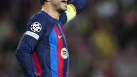 Gerard Piqué con el brazalete de capitán del Barça / EFE