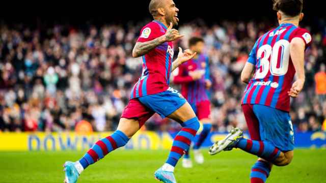 Dani Alves y Gavi, celebrando el último gol del FC Barcelona al Atlético / EFE