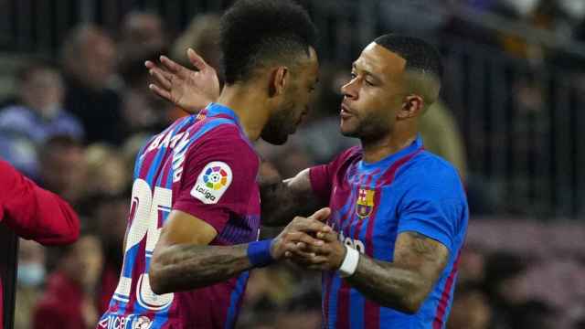 Memphis Depay y Aubameyang, abrazándose en el Barça Cádiz / EFE