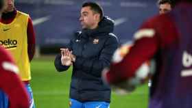 Xavi Hernández, dando órdenes a sus jugadores en el entrenamiento / FCB