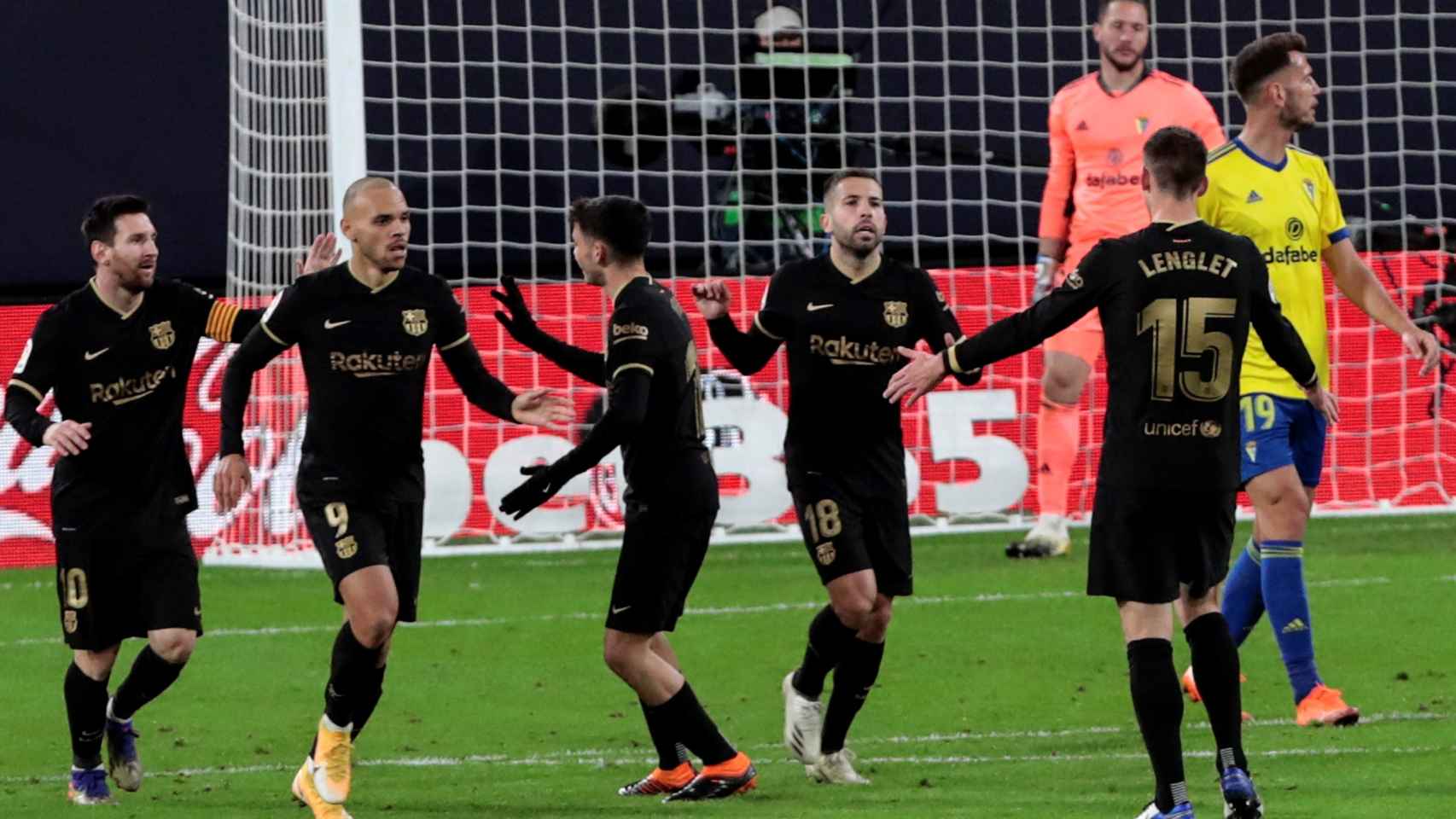 Los jugadores del Barça celebrando el gol contra el Cádiz / EFE
