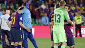 Los jugadores del Barça dándose ánimos tras el partido / FC Barcelona