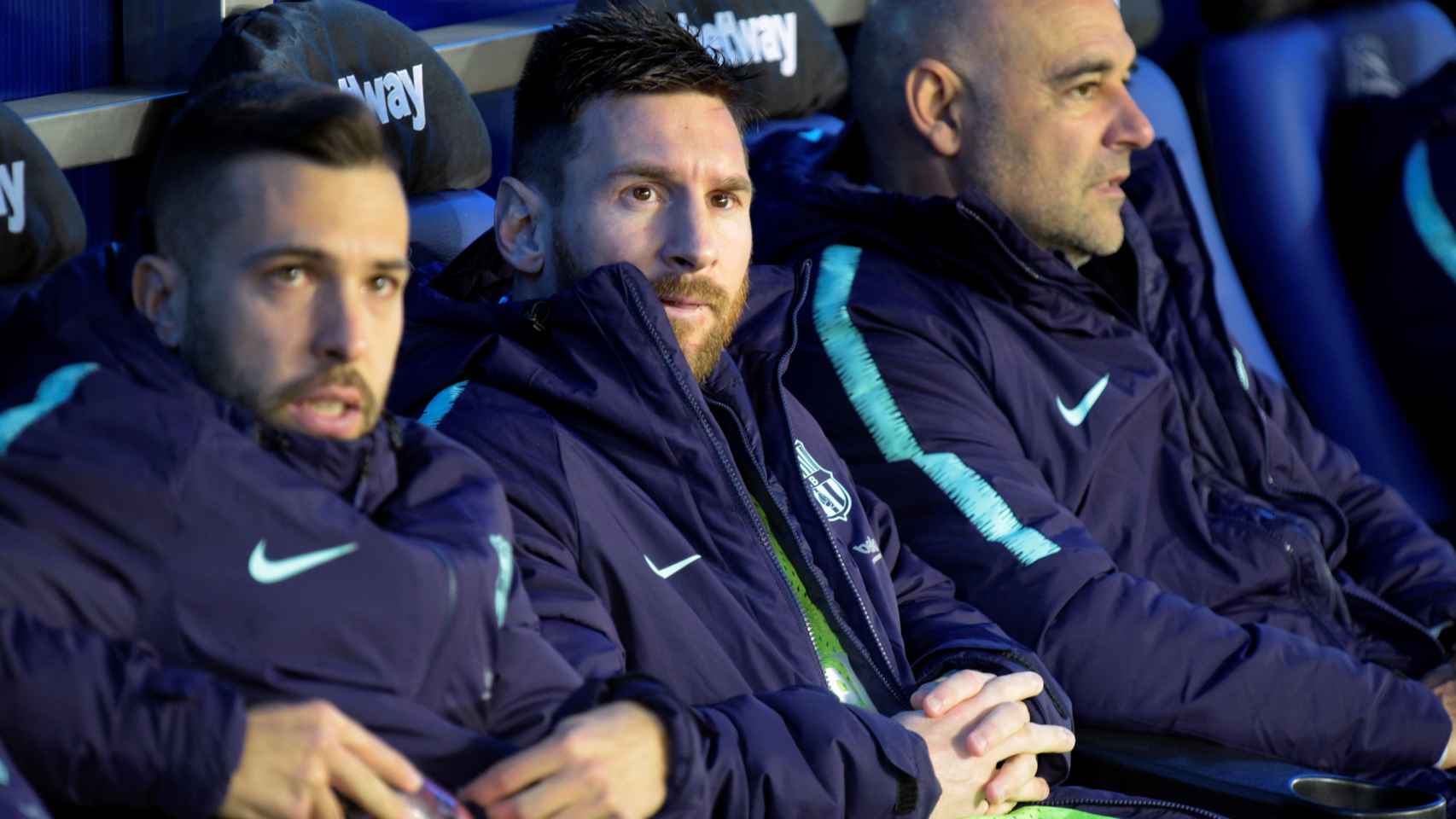 Leo Messi en el banquillo durante el partido contra el Alavés / EFE