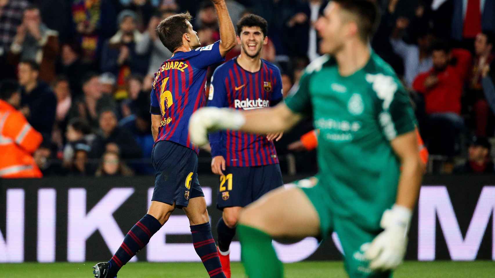 Denis Suárez celebra frente a Carles Aleñá su gol ante la Cultural Leonesa / EFE