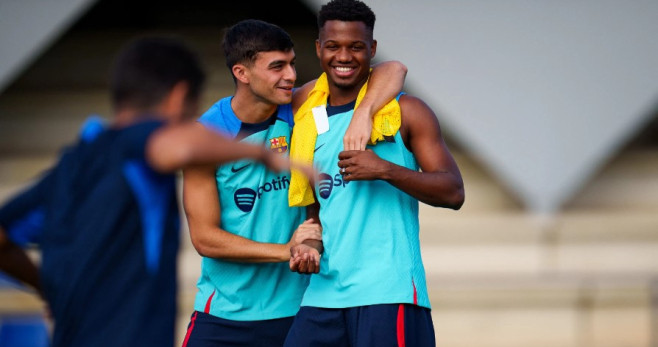 Pedri y Ansu Fati, sonrientes durante un entrenamiento del FC Barcelona / FCB