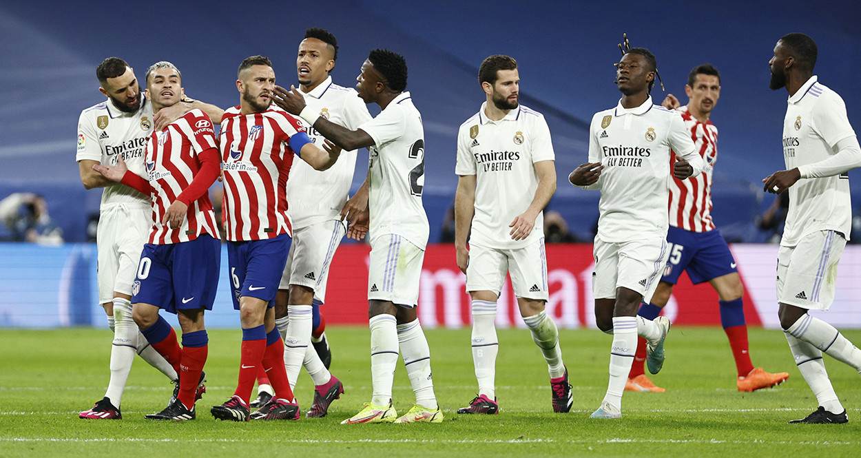 Los jugadores del Real Madrid se encaran contra Ángel Correa / EFE