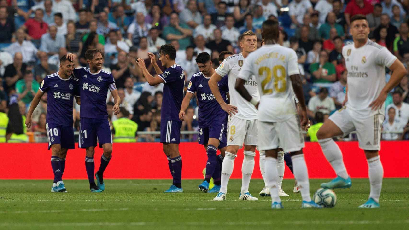 Los jugadores del Real Madrid lamentan un gol del Real Valladolid / EFE
