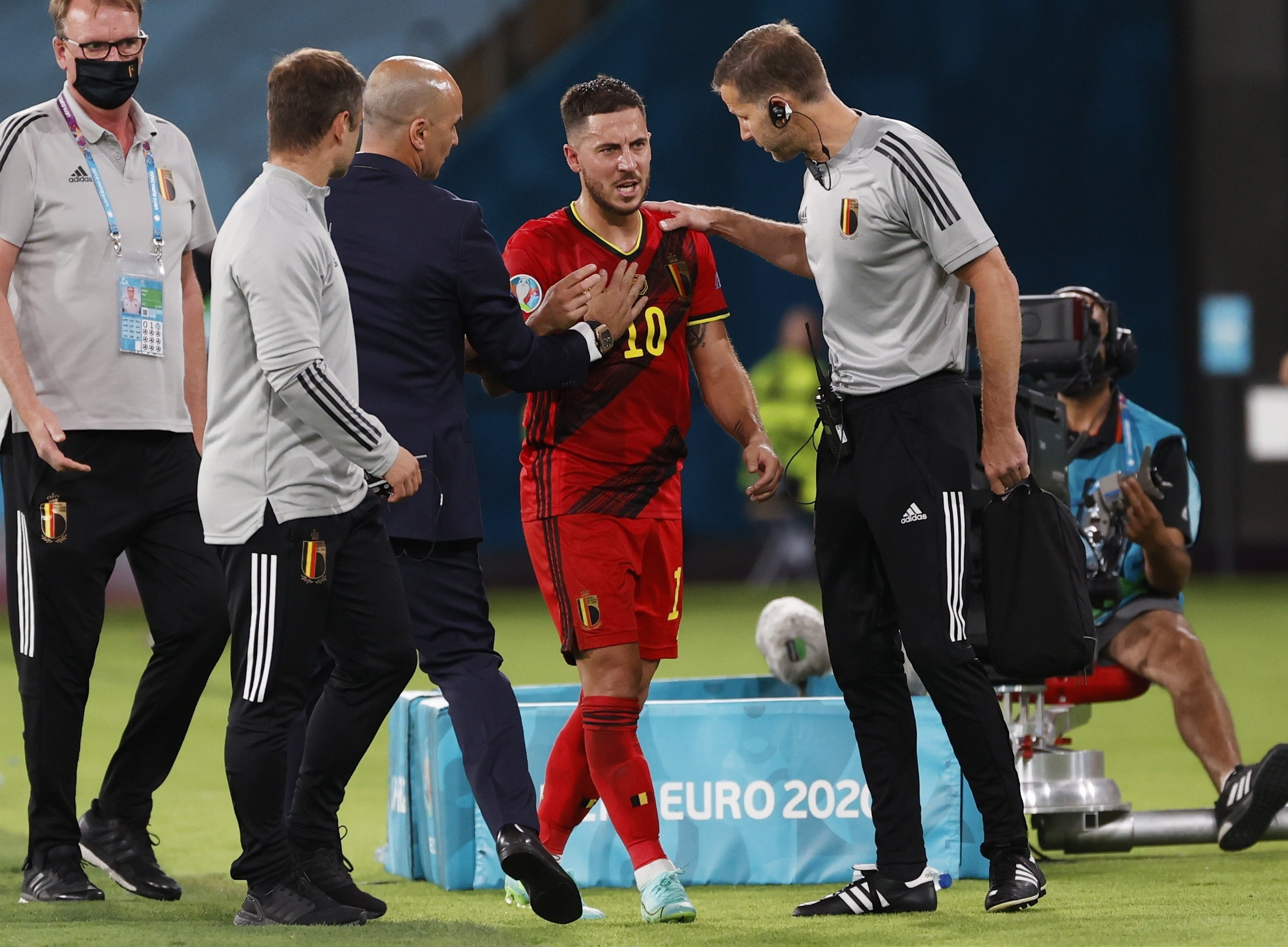 Eden Hazard se retira lesionado en el partido entre Bélgica y Portugal / EFE