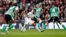 Rodrygo intenta superar a la defensa del Betis | EFE