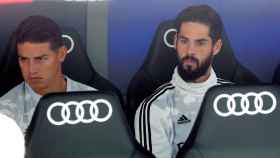 Una foto de James Rodríguez e Isco Alarcón en el banquillo del Real Madrid  / EFE