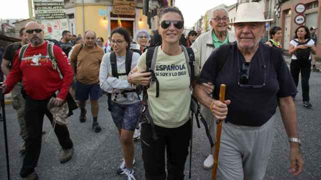 La ex portavoz de Vox en Andalucía Macarena Olona (c) comienza el Camino de Santiago / EUROPA PRESS