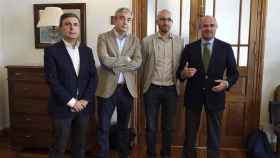 El ministro Luis de Guindos, los responsables de Economía de Podemos, Nacho Álvarez, y de C,s, Luis Garicano, y el portavoz de Economía socialista, Pedro Saura (de derecha a izquierda) ante del debate que tuvo lugar en Santander.