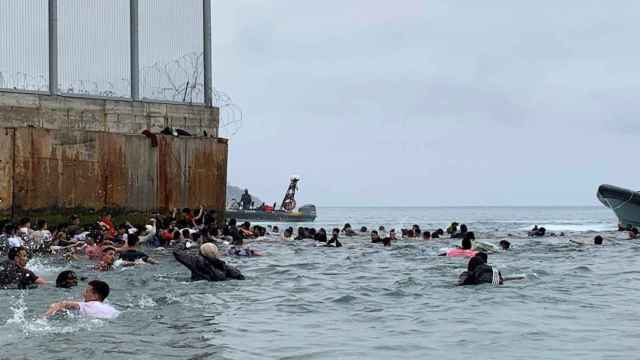 Un grupo de personas trata de cruzar a nado la frontera entre Marruecos y España en Ceuta / MOHAMED SIALI - EFE