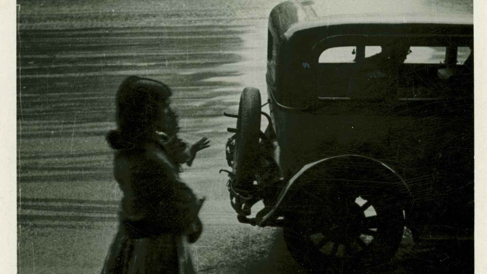 Mujer delante de la estacion de Francia de Barcelona, 1932 / MARGARET MICHAELIS