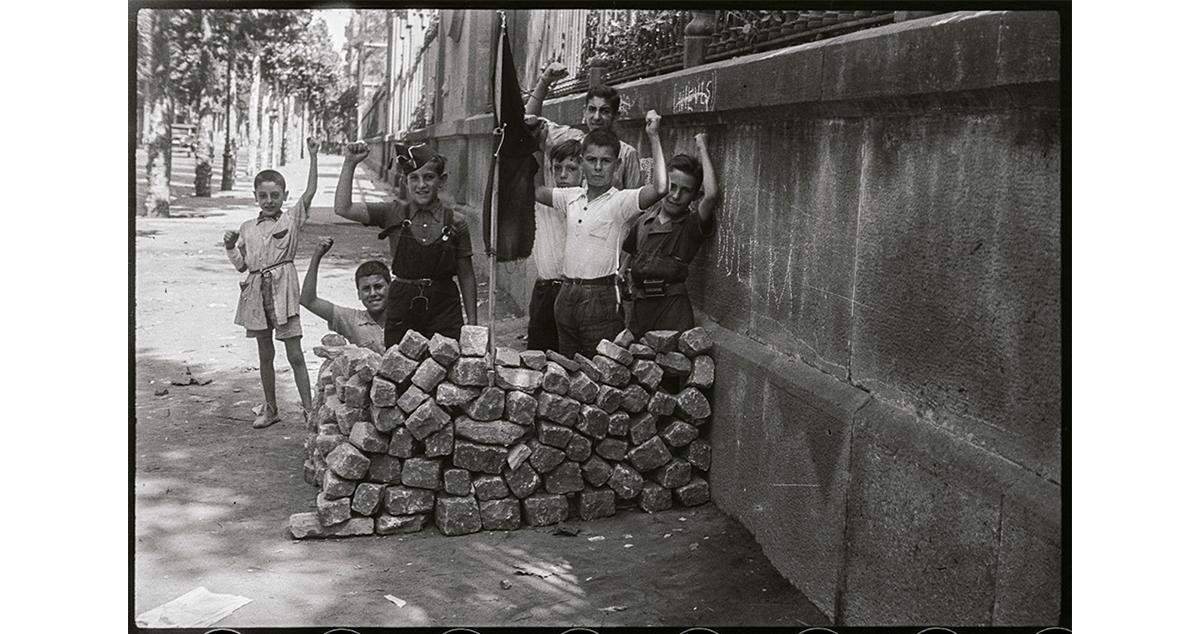 Barricada infantil en la calle Diputación en agosto de 1936 / ANTONI CAMPAÑÀ