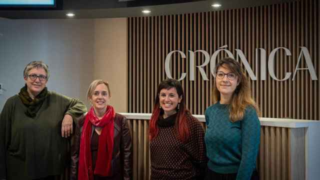 Montse Ros, Àurea Rodríguez,  Neus Rosell y Rosa Arias, a la llegada a la redaccion de Crónica Global / LUIS MIGUEL AÑÓN (CG)