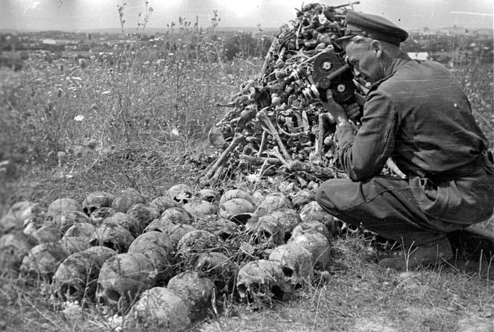 Un soldado rueda los restos de las víctimas del nazismo en un campo de concentración