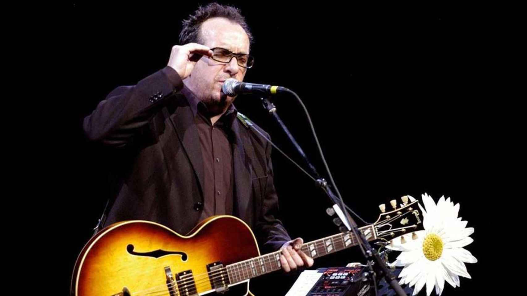 Elvis Costello, en una actuación / VÍCTOR DÍAZ LAMICH (WIKIMEDIA COMMONS)