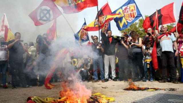 Una grupo de extrema derecha quema 'esteladas' en una manifestación en Barcelona / EFE