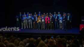 Los presidentes de las Juntas Locales y miembros de la Ejecutiva de Valents en el acto 'La Cataluña valiente' celebrado por el partido en el Teatro Poliorama este sábado