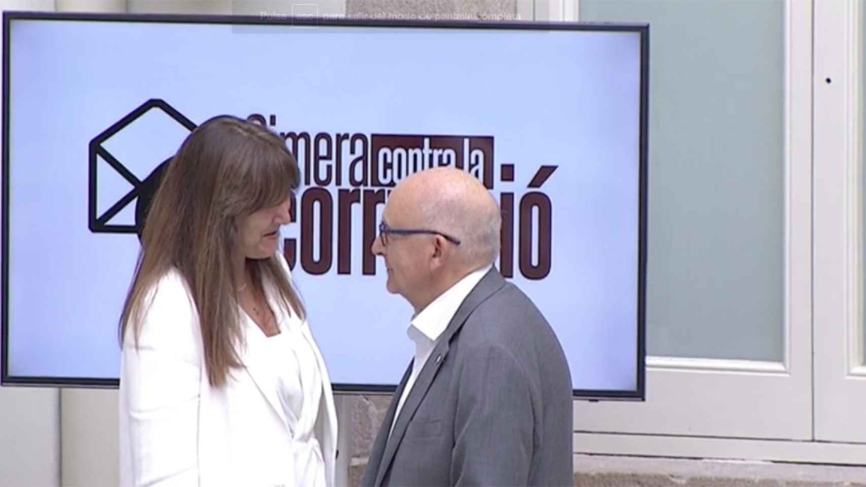 La presidenta del Parlament, Laura Borràs, y el director de la Oficina Antifraude de Cataluña, Miguel Ángel Gimeno, en la II Cumbre contra la corrupción